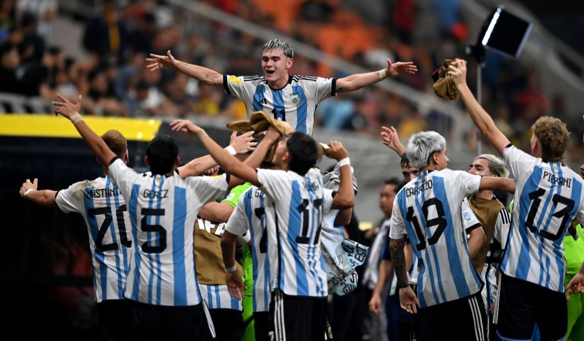  Timnas Argentina dan ofisial melakukan selebrasi usai mengalahkan Timnas Brasil dalam perempat final Piala Dunia U-17 2023