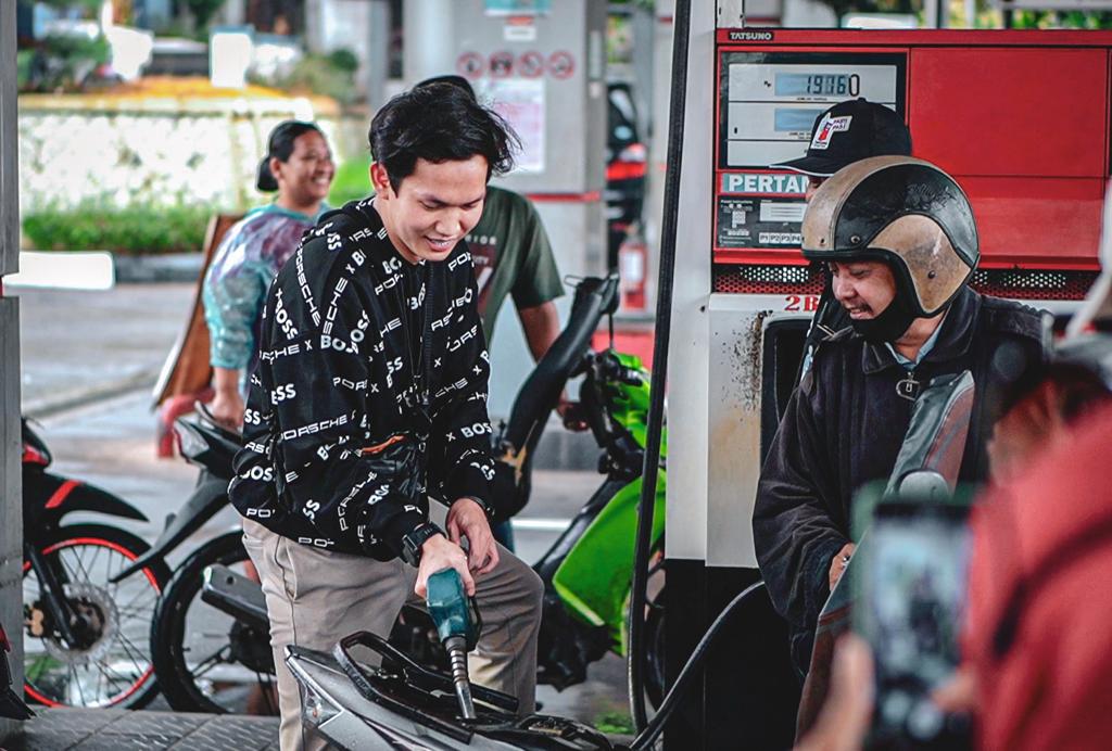 Konten kreator dan pengusaha Richard Theodore membagikan (BBM) pertamax gratis kepada pengguna kendaraan di Jakarta.