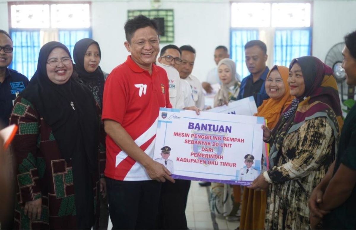 Bupati OKU Timur memberi bantuan usaha kepada masyarakat setempat.