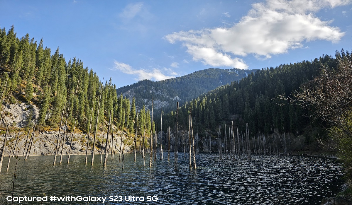 Danau Kaindy di kazakhstan yang diabadikan dengan fitur resolusi 50 MP Galaxy S23 Ultra 5G