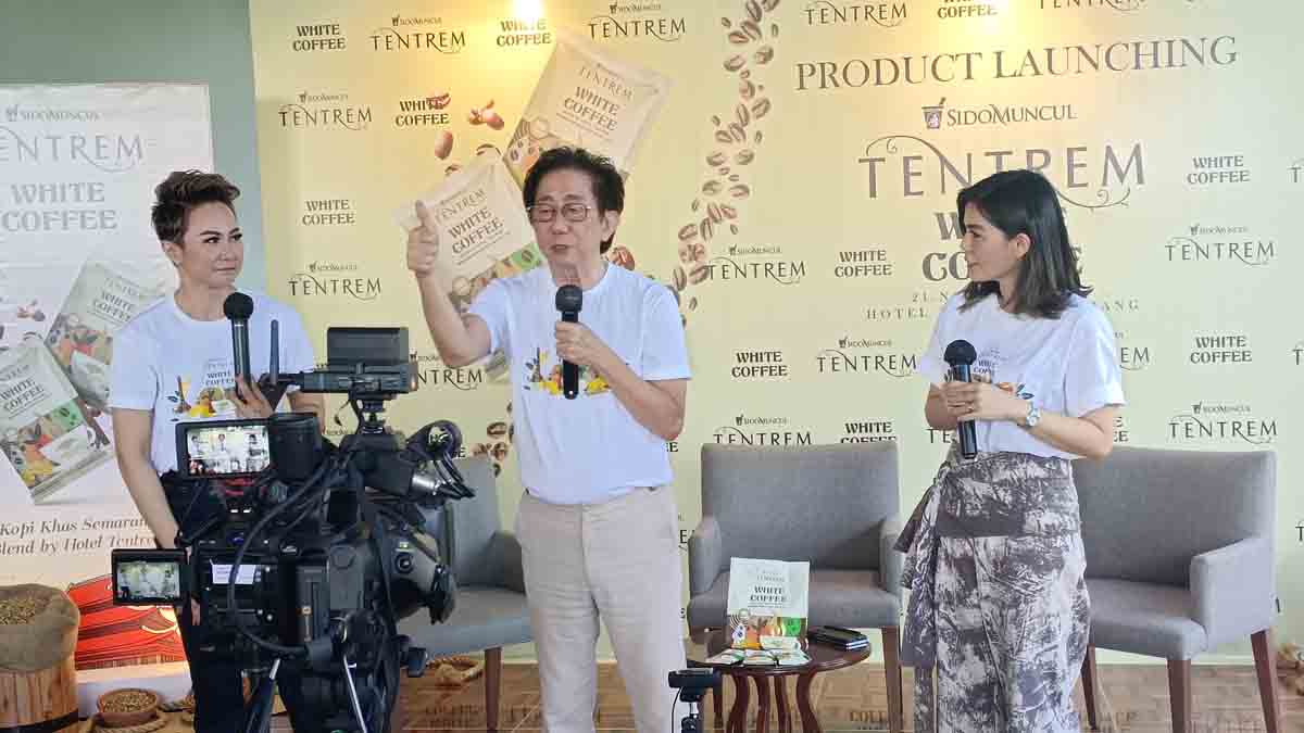 Irwan Hidayat didampingi  pecinta kopi yang juga motivator Indonesia Merry Riyana dan jurnalis senior Vristia