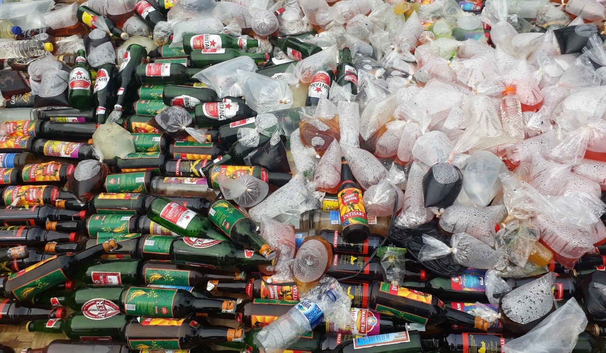 Ilustrasi minuman keras (miras) oplosan.