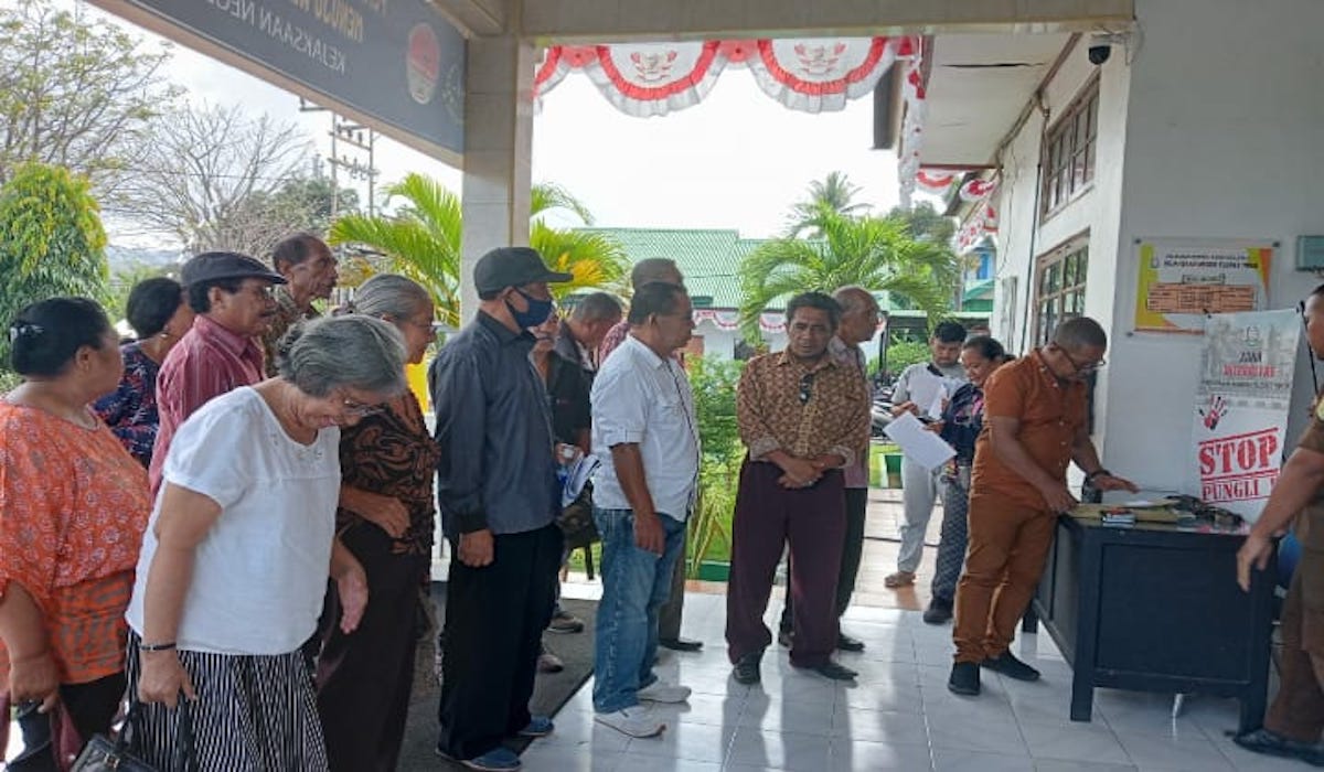 Puluhan Mantan Anggota DPRD Flores Timur melaporkan Penjabat Bupati Flores Timur, Doris Alexander Rihi. 