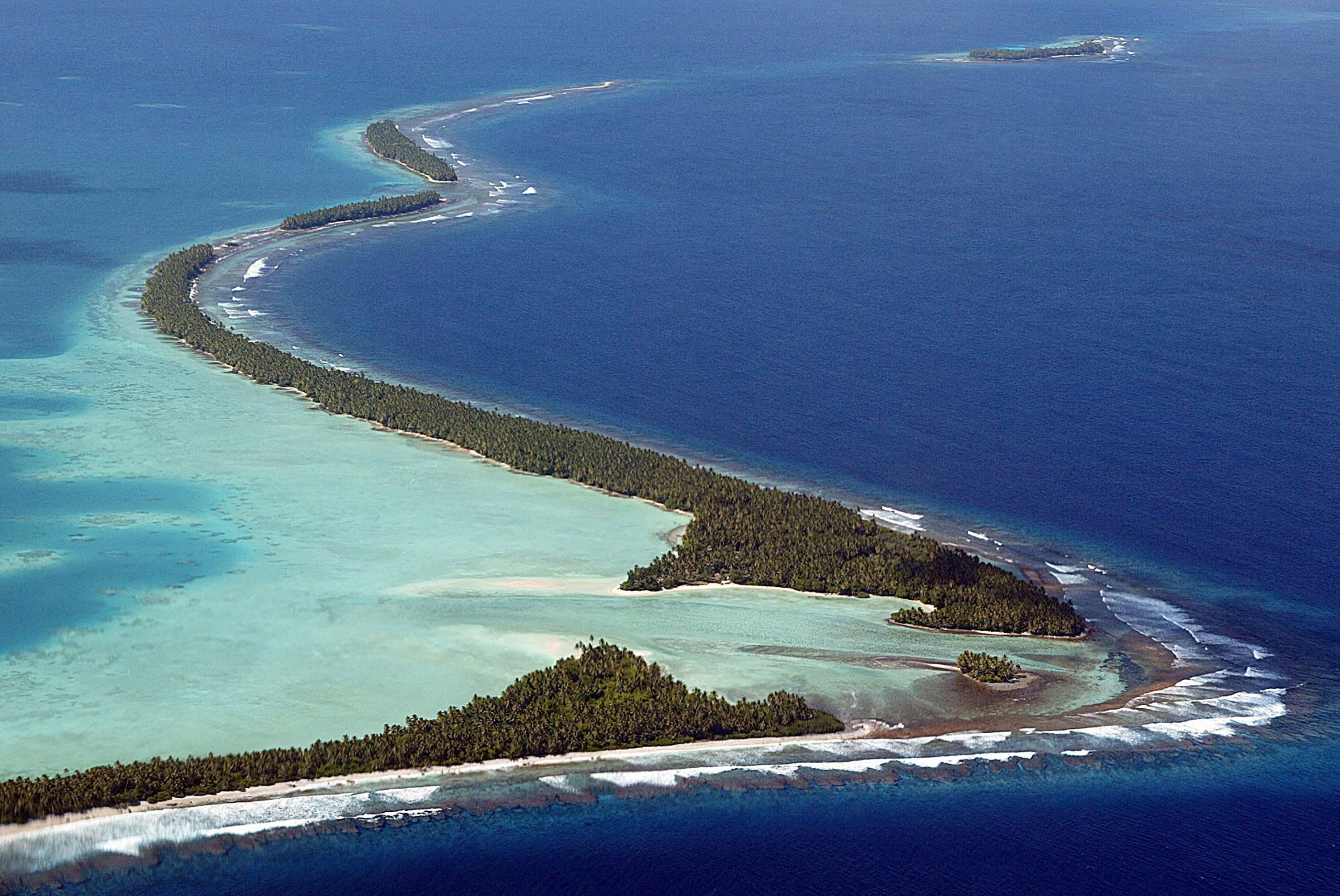 Garis pantai Atol Funafuti, Kepulauan Tuvalu yang berkelok-kelok pada 19 Februari 2004. 