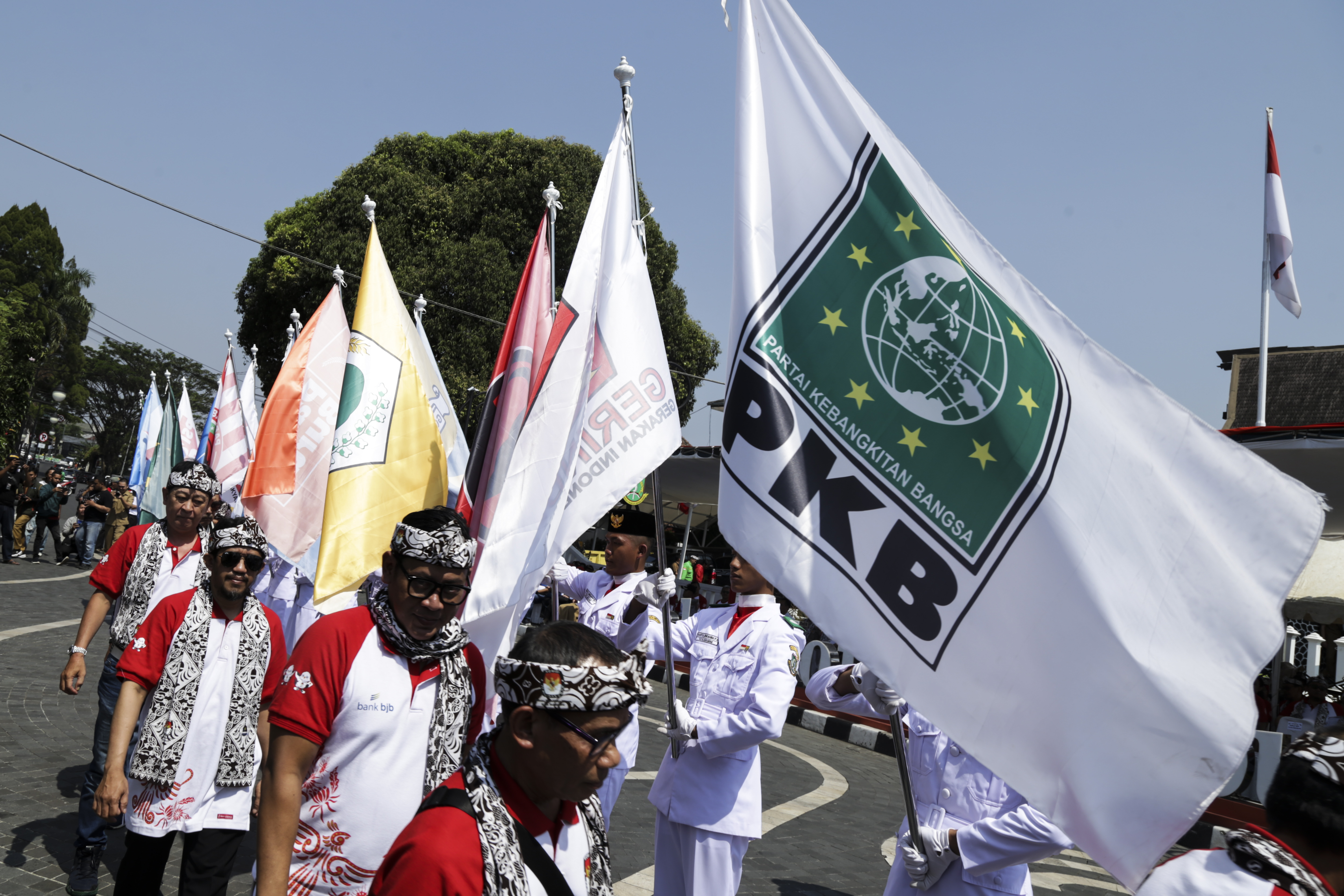 Peserta kirab membawa bendera partai politik saat acara Kirab Pemilu 2024 