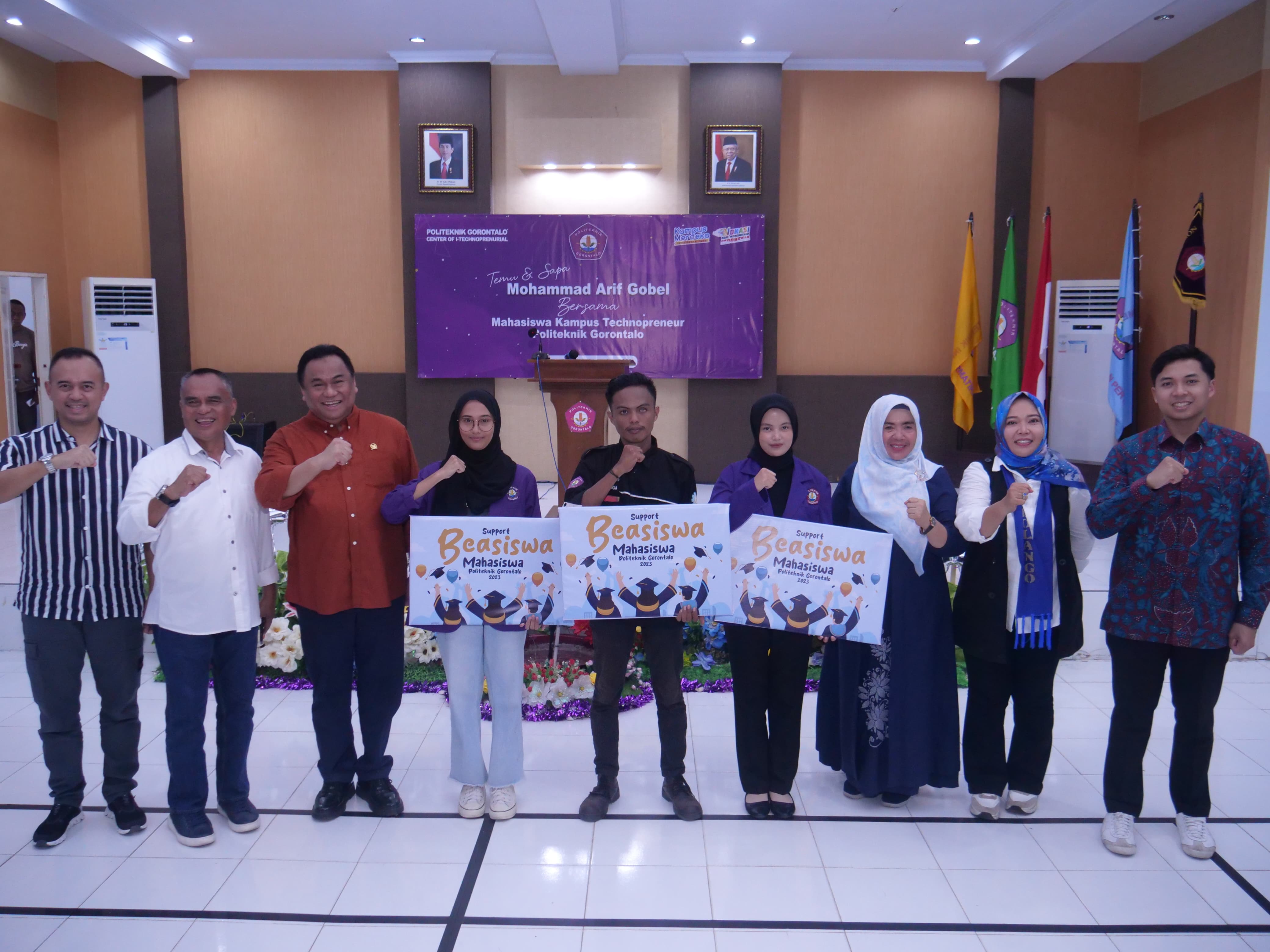 Wakil Ketua DPR Bidang Korinbang Rachmat Gobel (ketiga dari kiri) berfoto bersama dengan mahasiswa Politeknik Gorontalo.