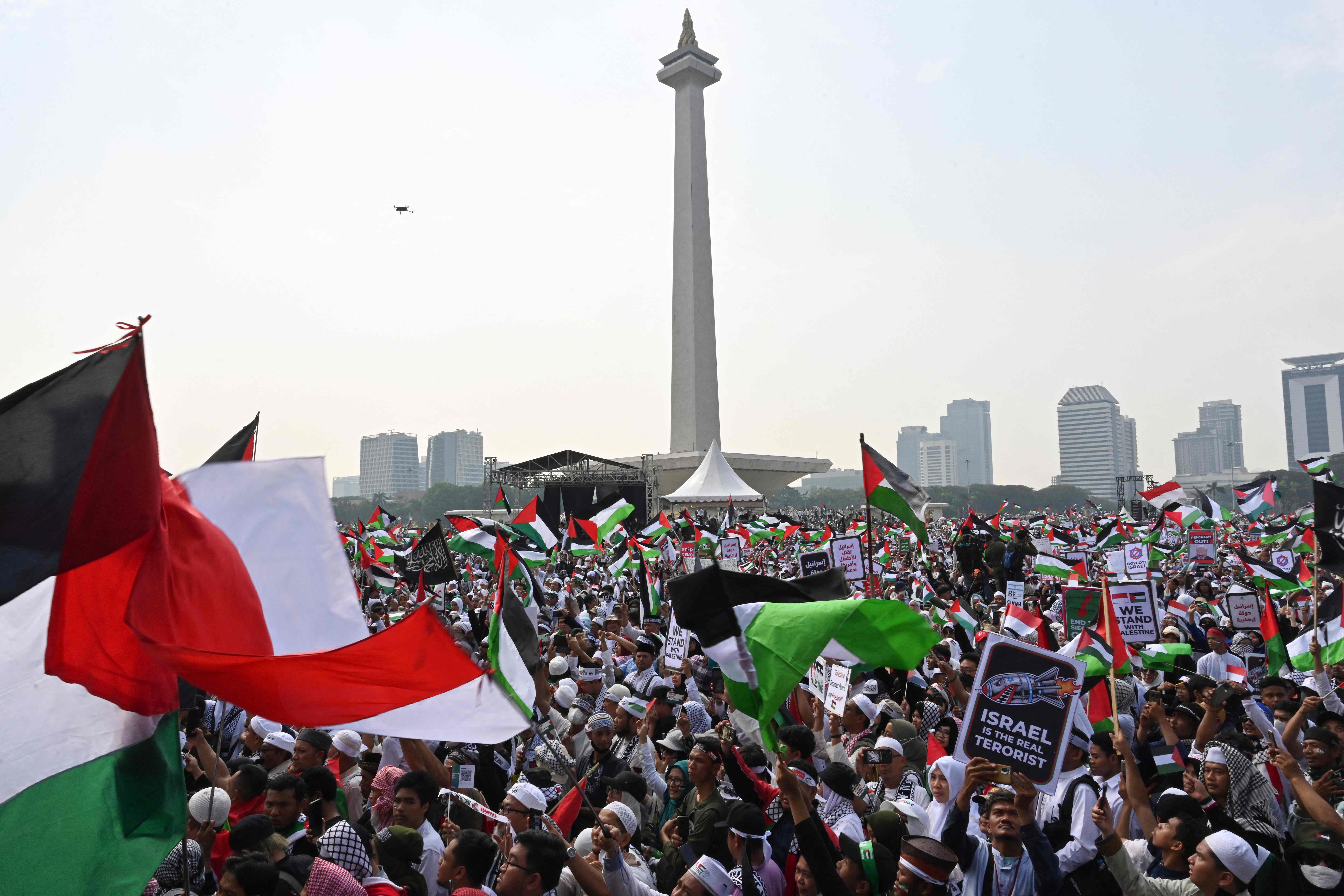 Ribuan peserta Aksi Damai Bela Palestina Berkumpul di Monas, Jakarta, Minggu (5/11).