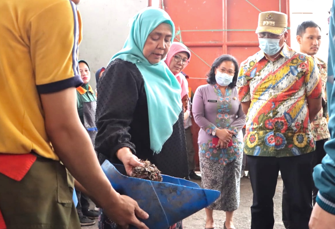 Penjabat Wali Kota Cimahi Dicky Saromi mengunjungi tempat pembuangan sampah di Pasar Atas