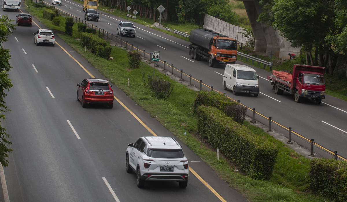 Kendaraan melintas di jalan tol Merak-Jakarta di Kabupaten Serang, Banten.