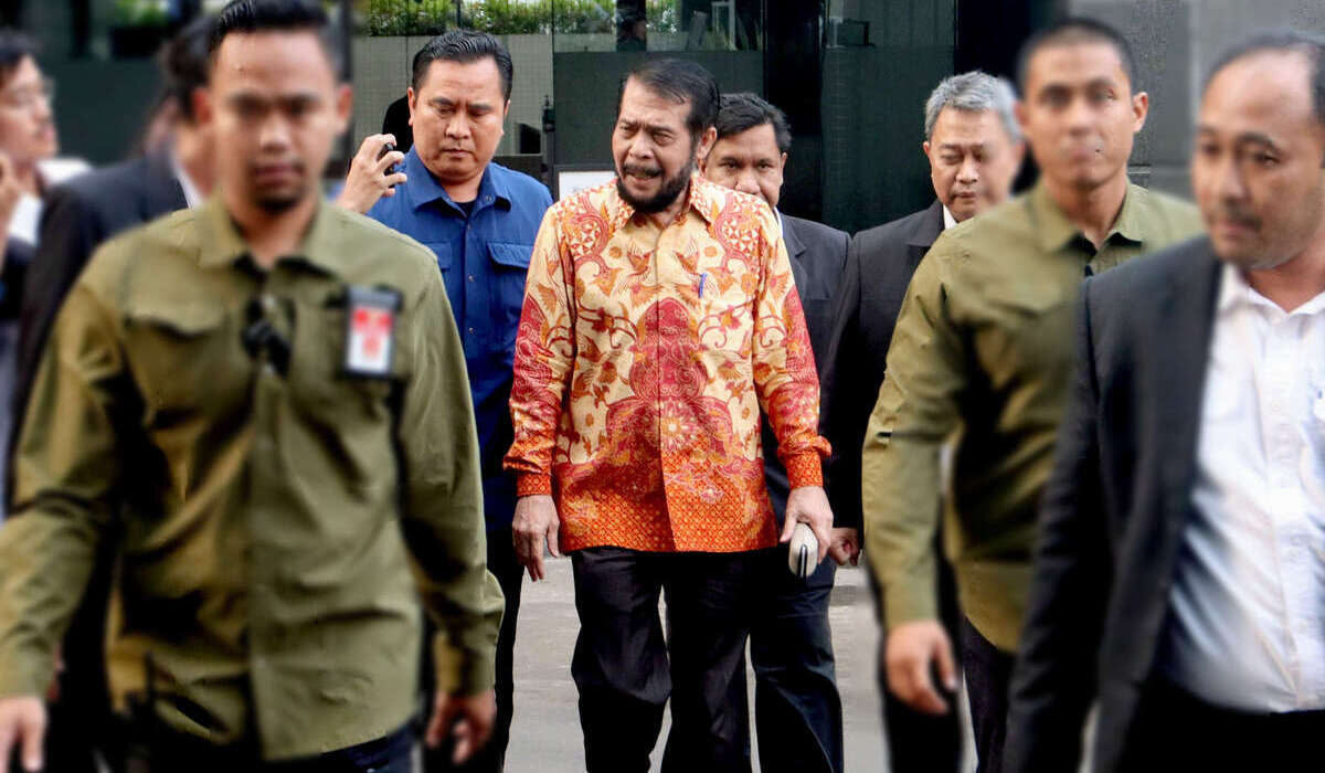 Ketua MK Anwar Usman (batik) menjalani sidang pemeriksaan Majelis Kehormatan Mahkamah Konstitusi (MKMK) Selasa, (31/10).