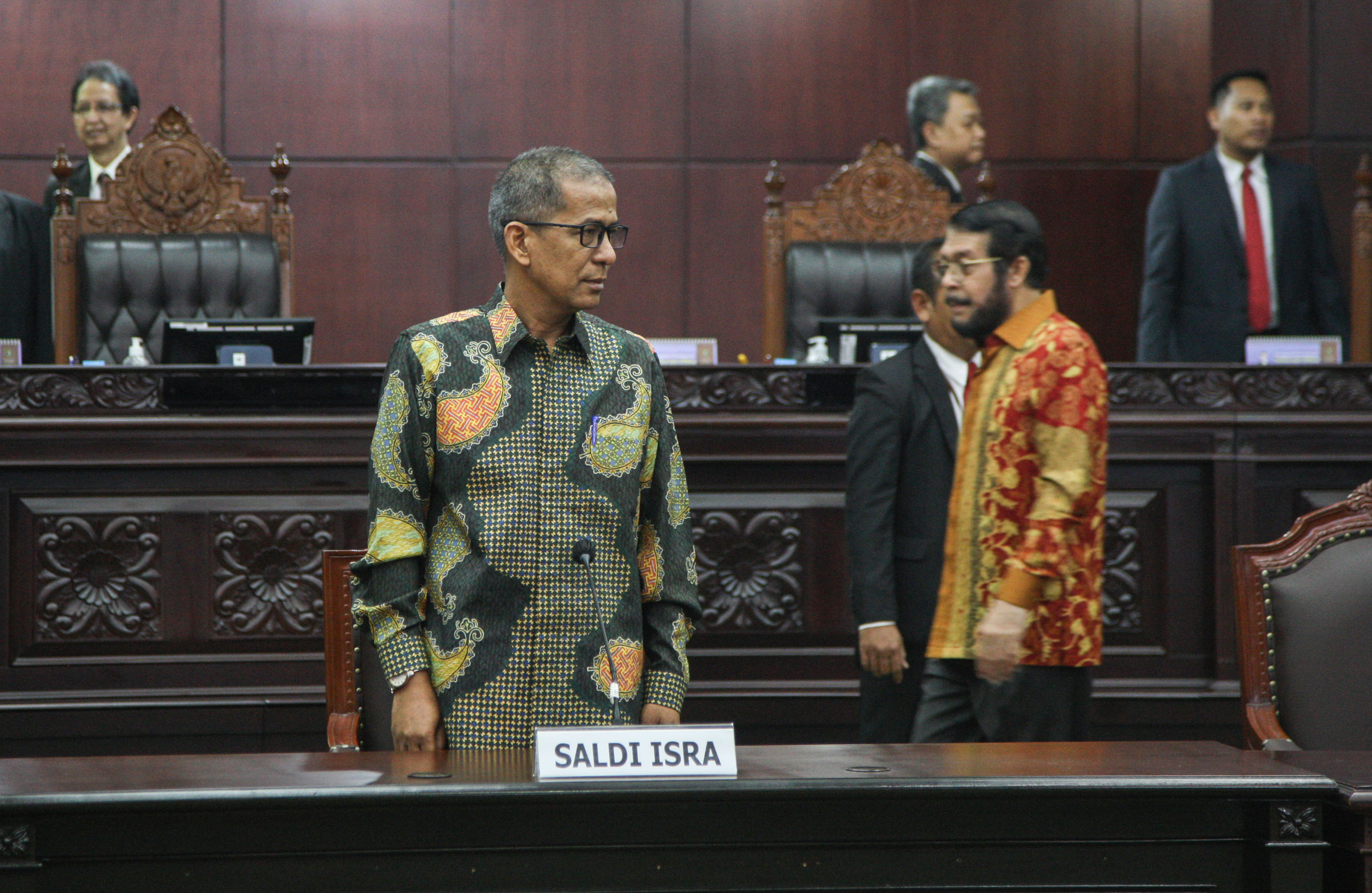 Juru bicara Hakim Konstitusi Saldi Isra (kiri) dan Hakim Konstitusi Anwar Usman, seusai rapat pleno pemilihan Ketua MK, Kamis (9/11). 