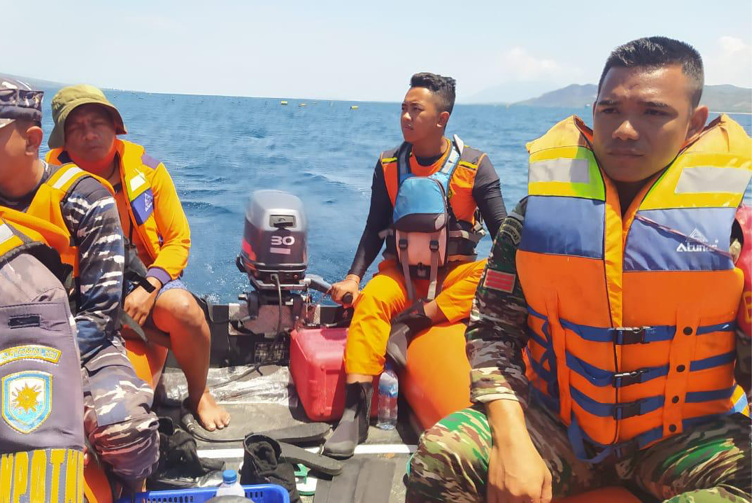 Tim SAR mencari karyawan PT Cendana Pearl yang terseret arus Pantai Loang.