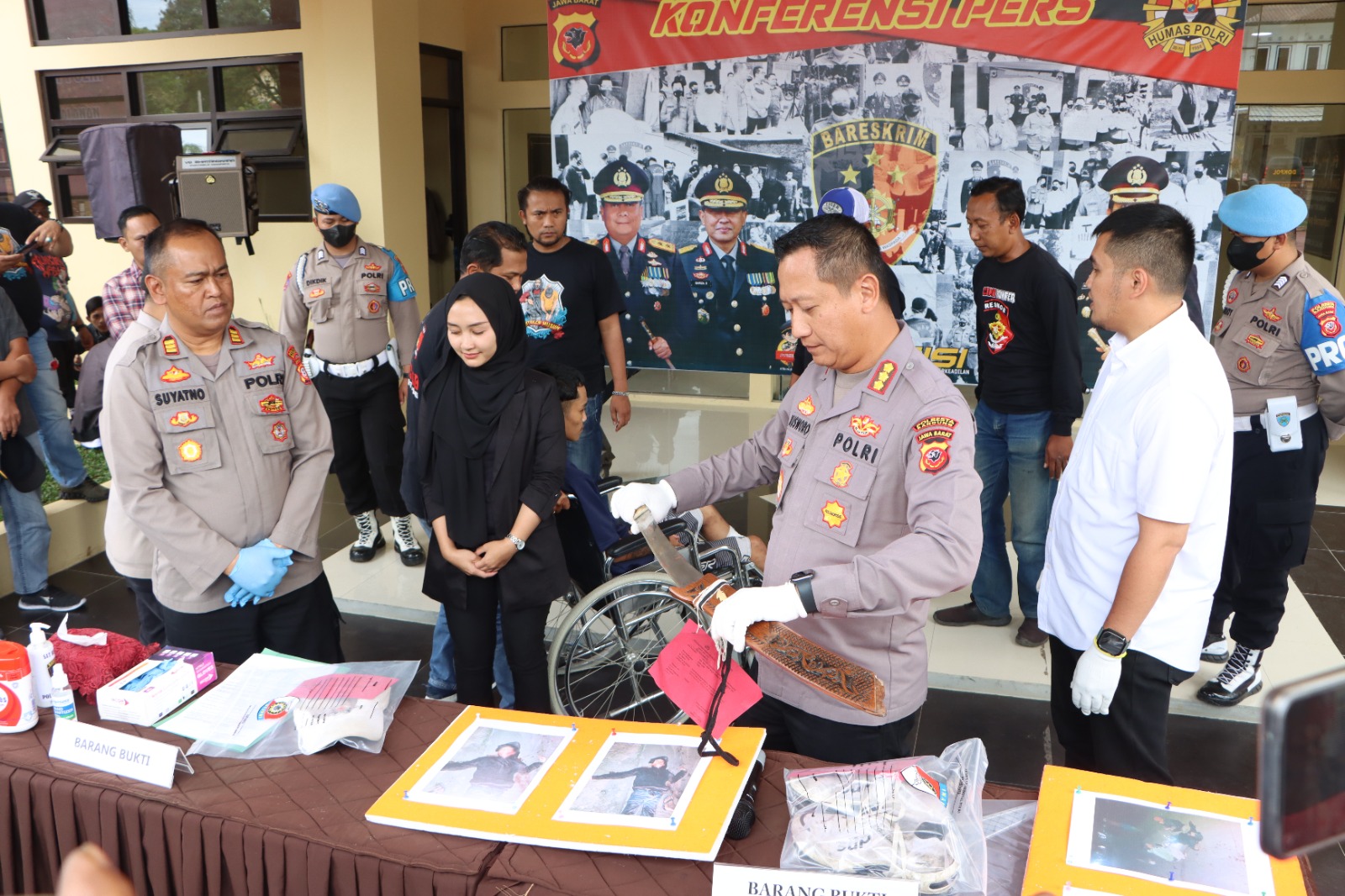 Kapolresta Bandung Komisaris Besar Kusworo Wibowo memeriksa barang bukti