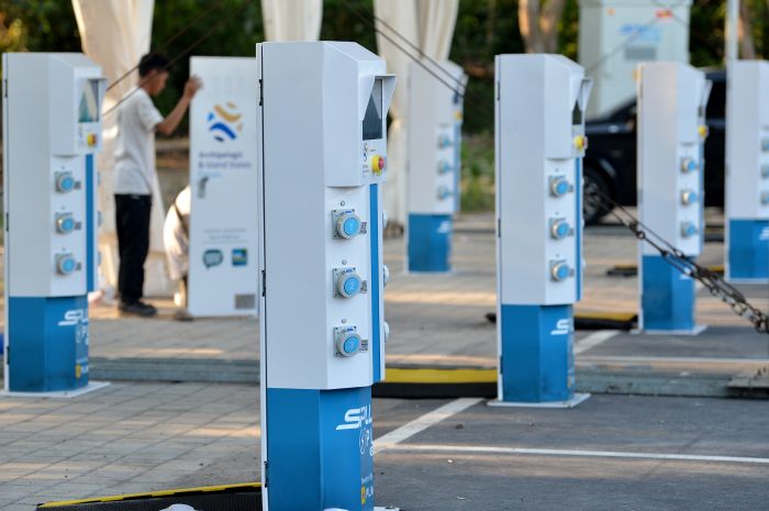 Sejumlah SPLU Gen 2 terpasang di area stasiun pengisian daya untuk baterai kendaraan listrik Central Parkir ITDC Nusa Dua, Badung, Bali.