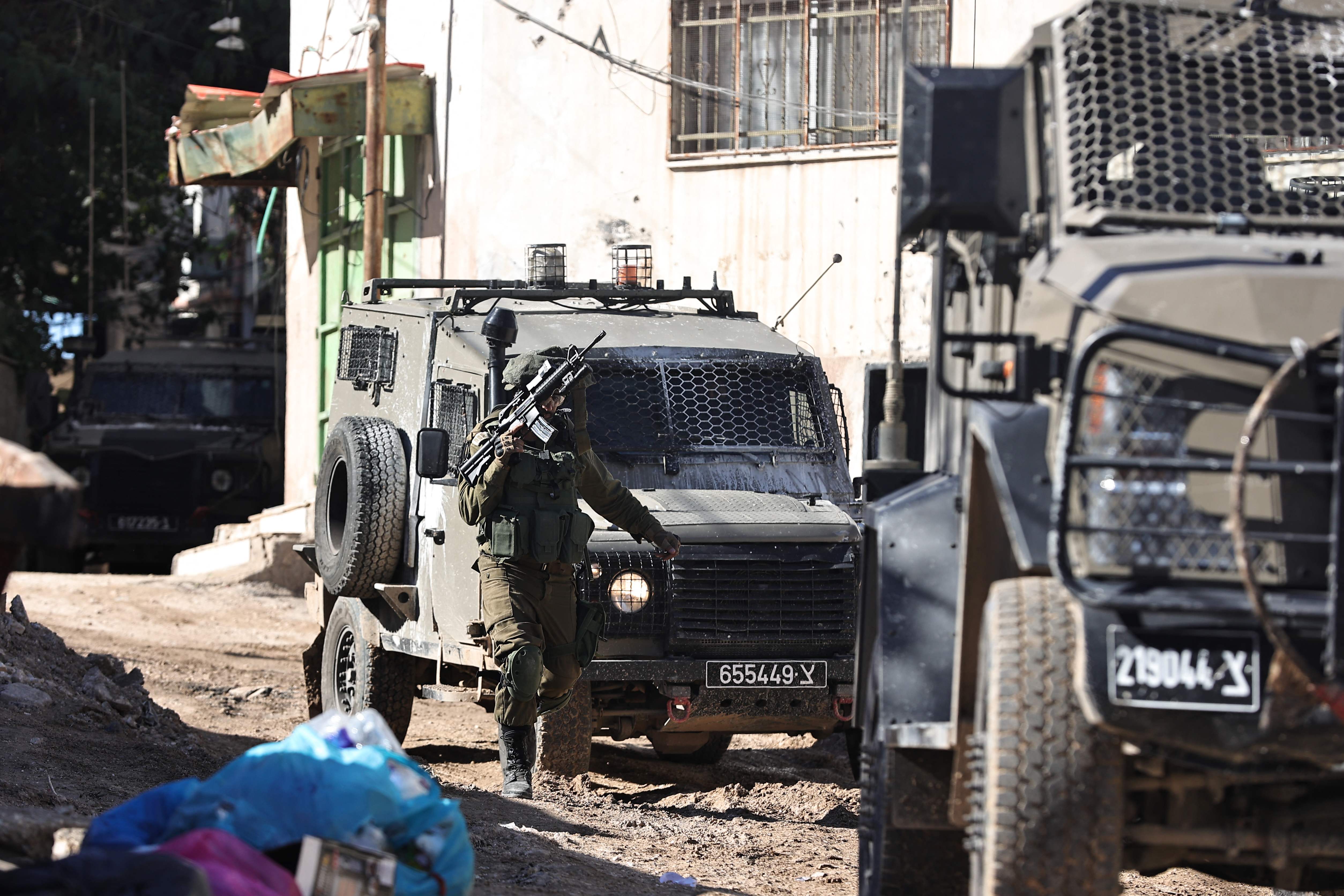 Patroli pasukan Israel di sekitar kamp pengungsi Jenin, Palestina, Rabu (29/11).