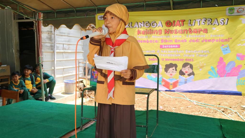  Penerbit Erlangga dan Solidaritas Erlangga (SOGA) melaksanakan kegiatan Erlangga Giat Literasi Keliling Nusantara di Tenggalek, Jawa Timur.