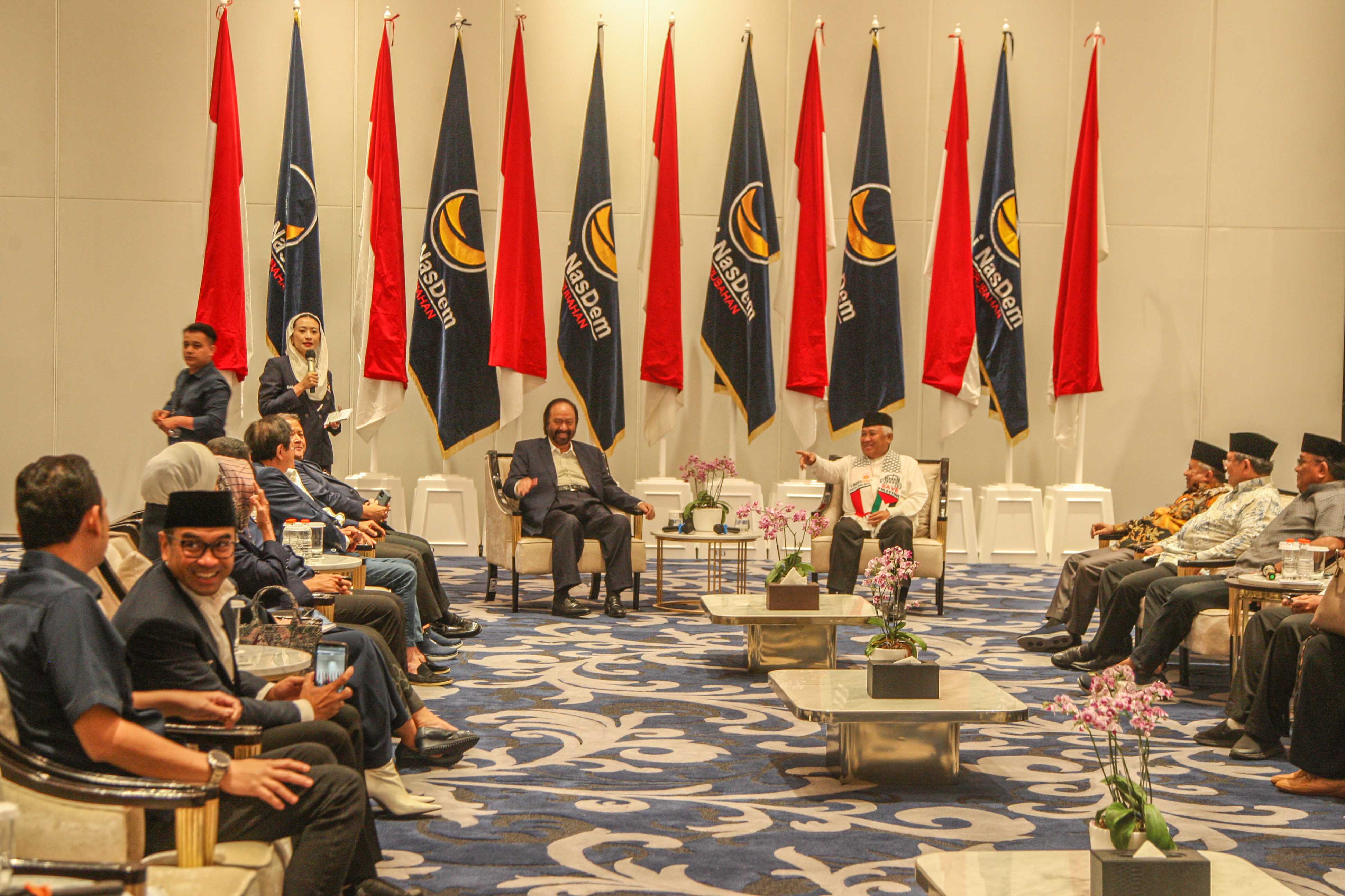 Ketum NasDem Surya Paloh (kiri) bersama Ketua Ormas-Ormas Islam Dien Syamsudin (kanan) berbincang dengan para tokoh ormas Islam