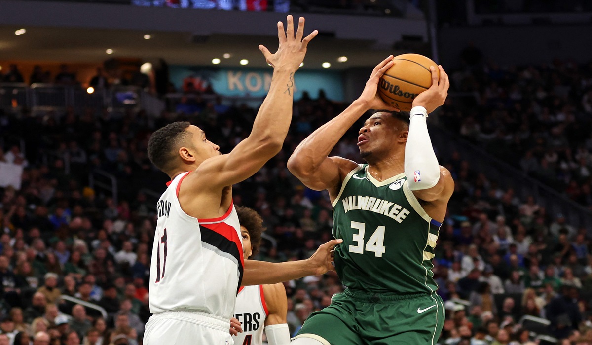 Bintang Milwaukee Bucks Giannis Antetokounmpo berusaha melesakkan bola dalam laga NBA melawan Portland Trail Blazers.