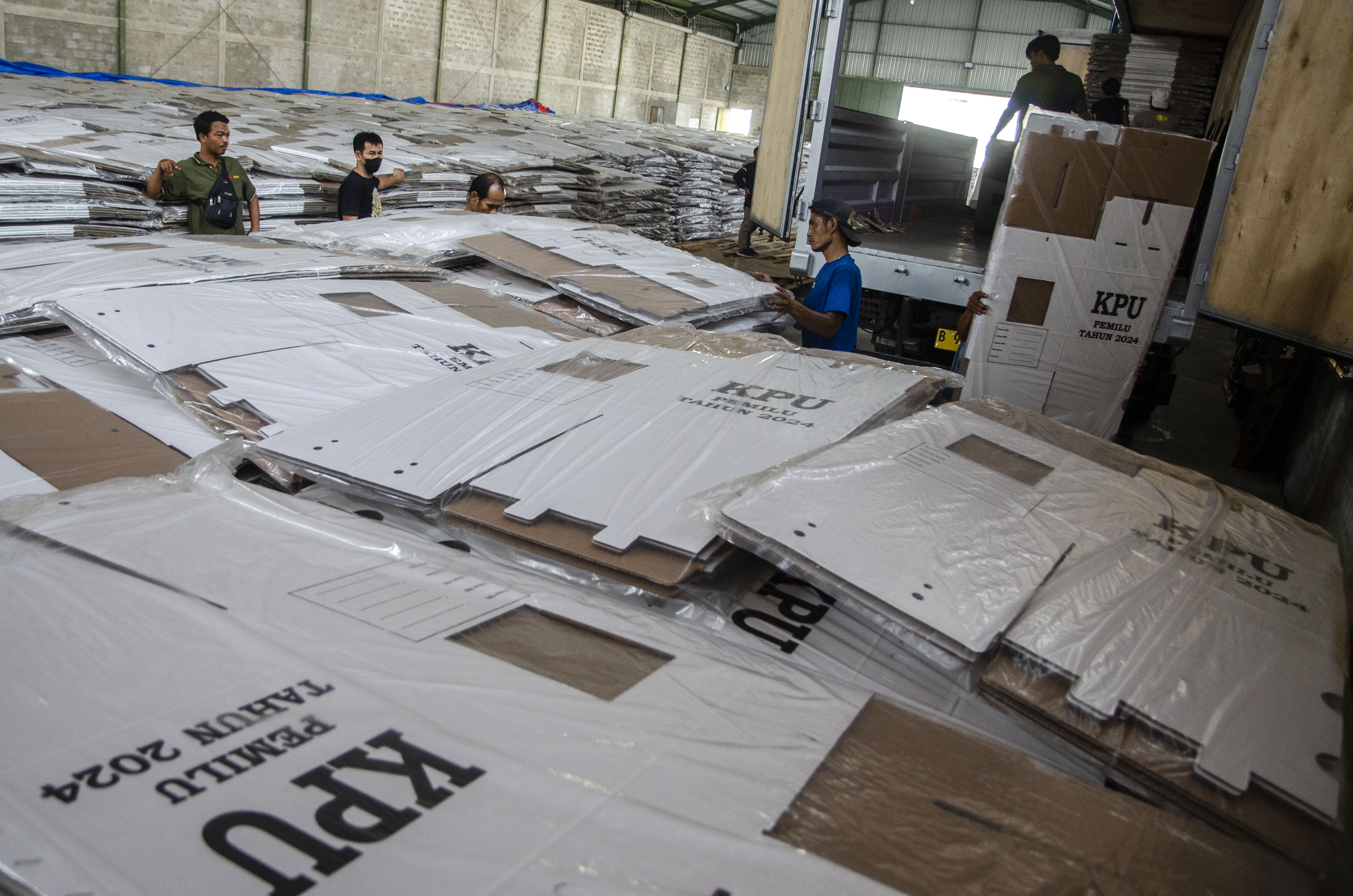 Petugas menurunkan logistik pemilu di gudang KPU Kabupaten Bandung
