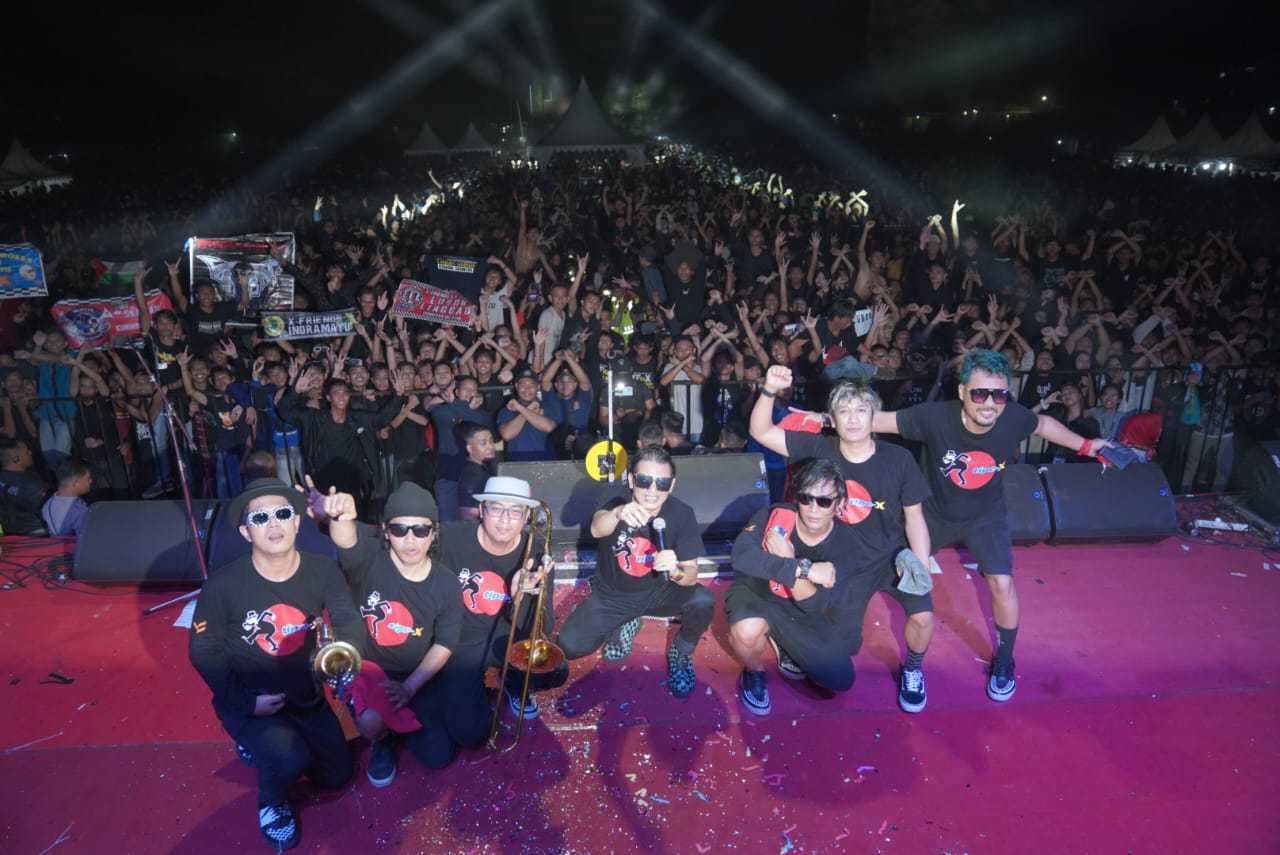 Relawan Kawan Juang GP menggelar Pesta Rakyat Ganjar Pranowo #14 di Stadion Ranggajati, Kabupaten Cirebon, Jawa Barat, pada Minggu (5/11).