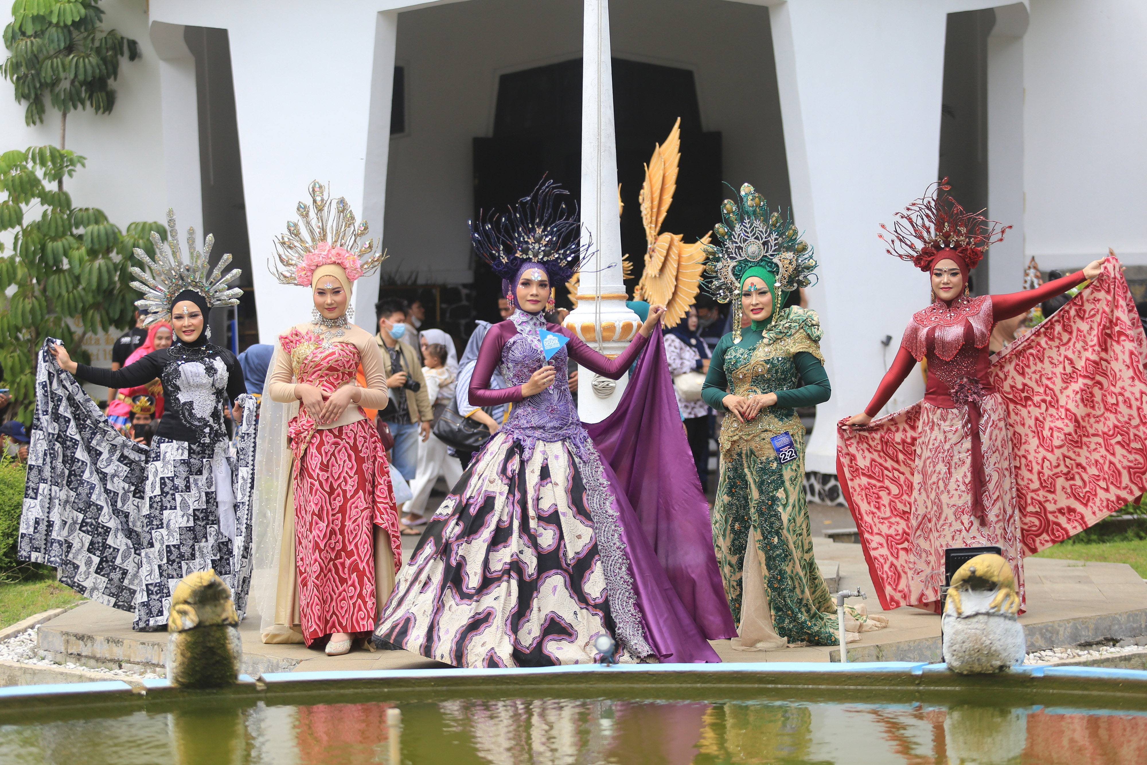  Sejumlah Peserta mengikuti Cirebon Fashion Carnival di Jalan Siliwangi, Kota Cirebon