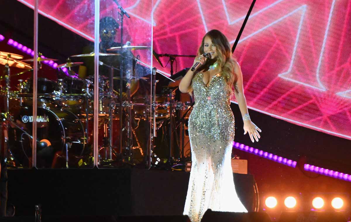 Di balik keceriaan lagu All I Want for Christmas is You yang dilantunkan Mariah Carey, tersimpan cerita sedih. 