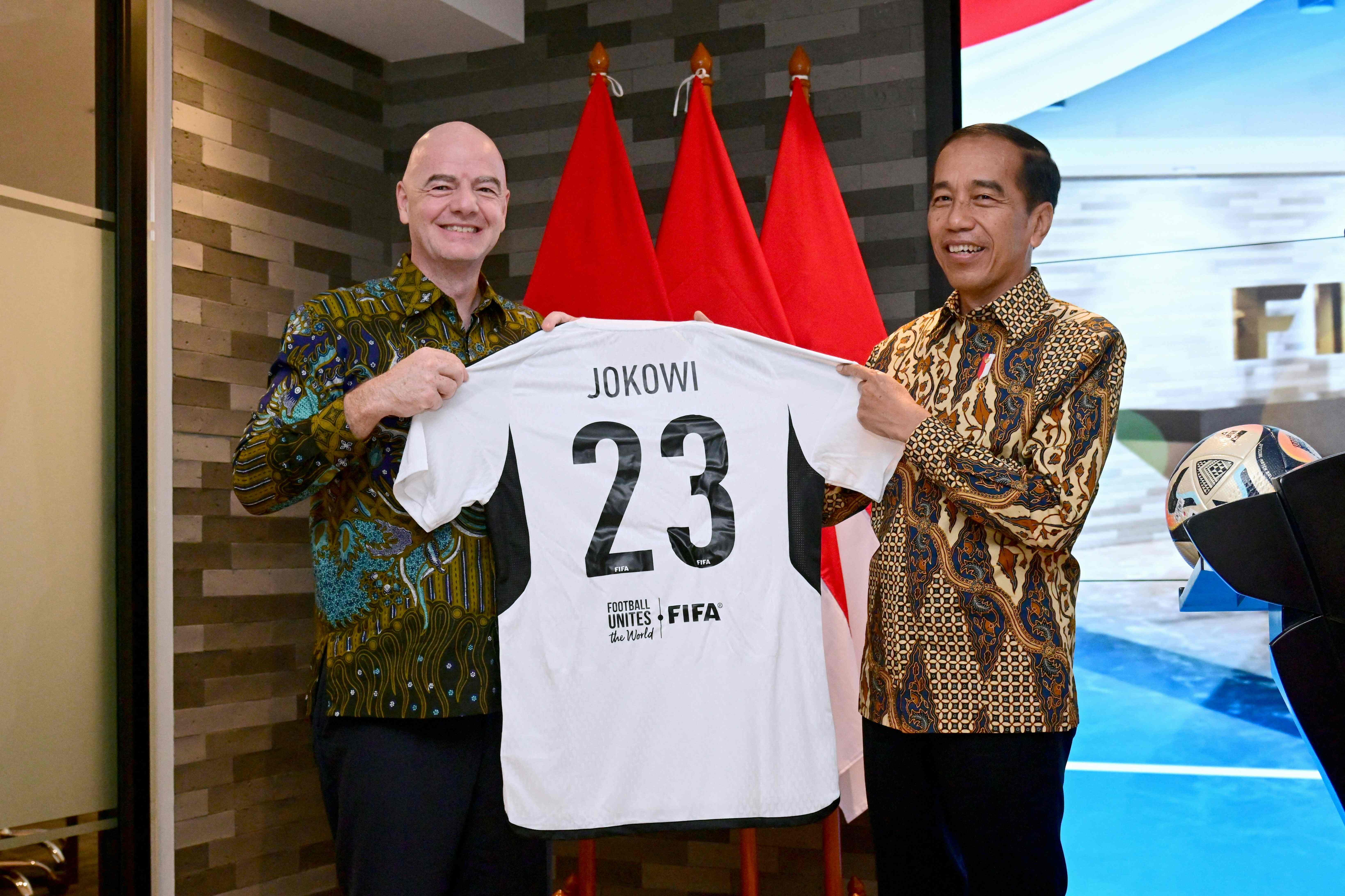 Presiden FIFA Gianni Infantino (kiri) dan Presiden Joko Widodo saat peresmian Kantor FIFA di Jakarta, Jumat (10/11).