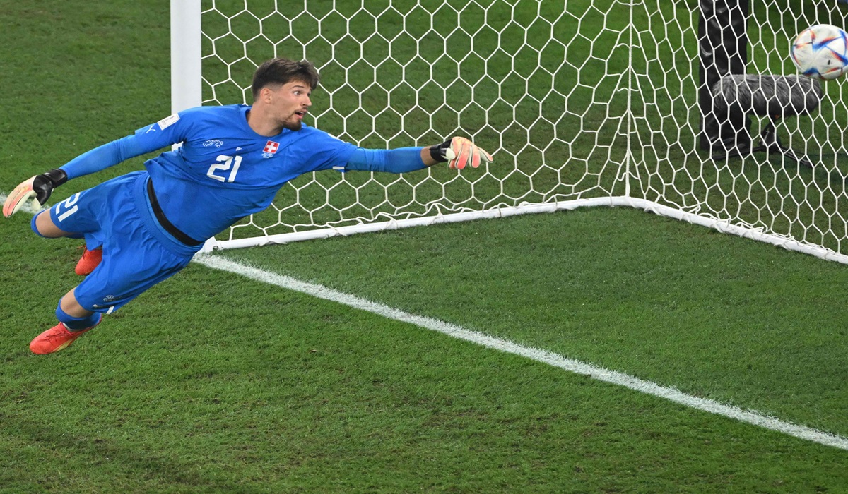 Penjaga gawang timnas Swiss Gregor Kobel