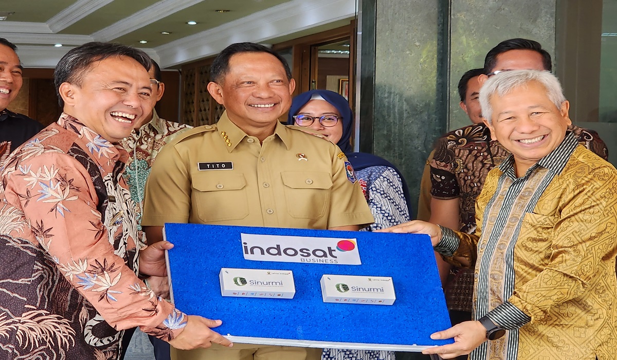 Petinggi Indosat Muhammad Buldansyah (kanan) memberikan fasilitas gelang kesehatan pintar untuk ibu hamil kepada PemKab Sumedang.