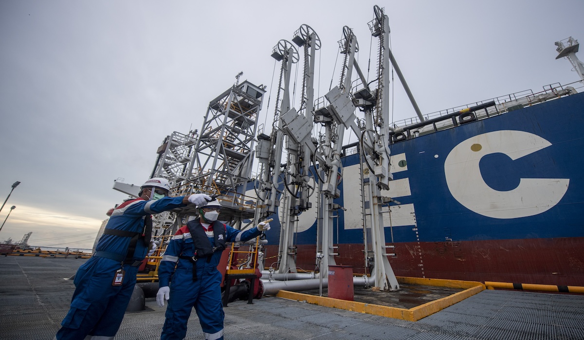 Pekerja dari PT Pertamina melakukan pengecekan pengapalan lifting minyak