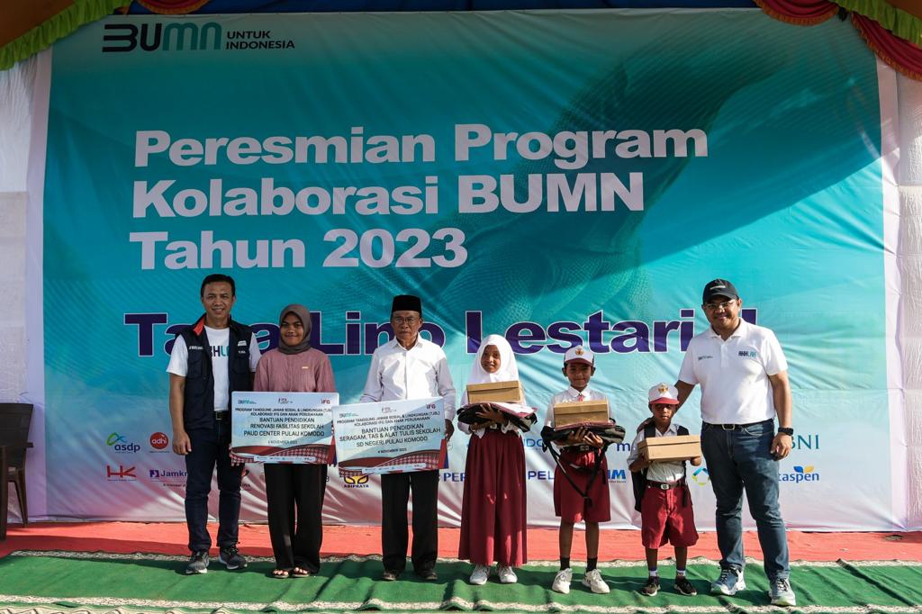Pemberian bantuan perlengakan sekolah untuk murid-murid di SD 01 Pulau Komodo.