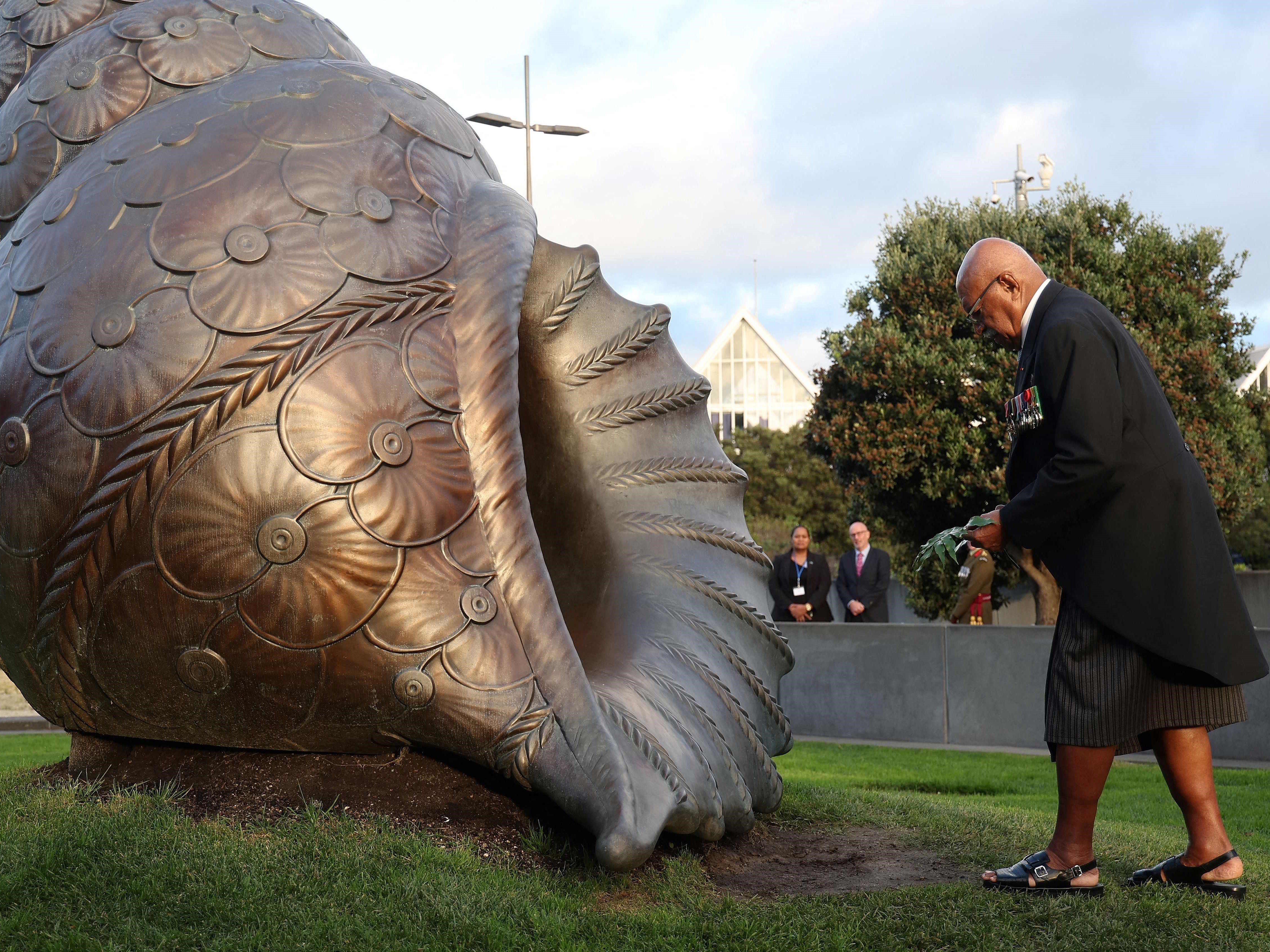 Perdana Menteri Fiji Sitiveni Rabuka meletakkan pakis di tugu peringatan cangkang keong raksasa Pasifik.