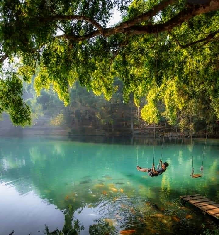 Seorang pengunjung menikmati objek wisata  talaga biru Cicerem di Desa Kaduela, Kecamatan Pasawahan, Kabupaten Kuningan.