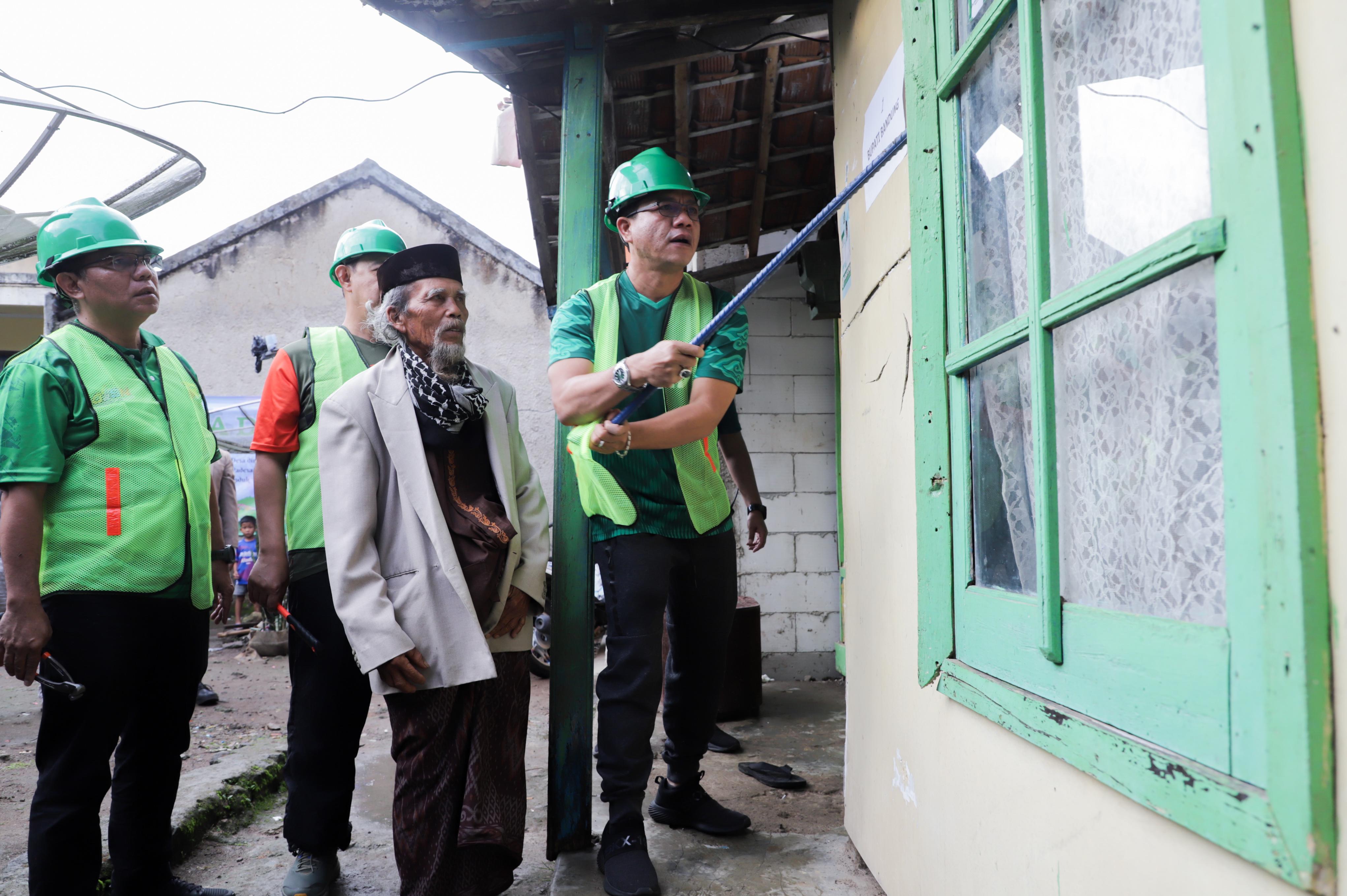 Bupati Bandung Dadang Supriatna mengawal program bedah rumah