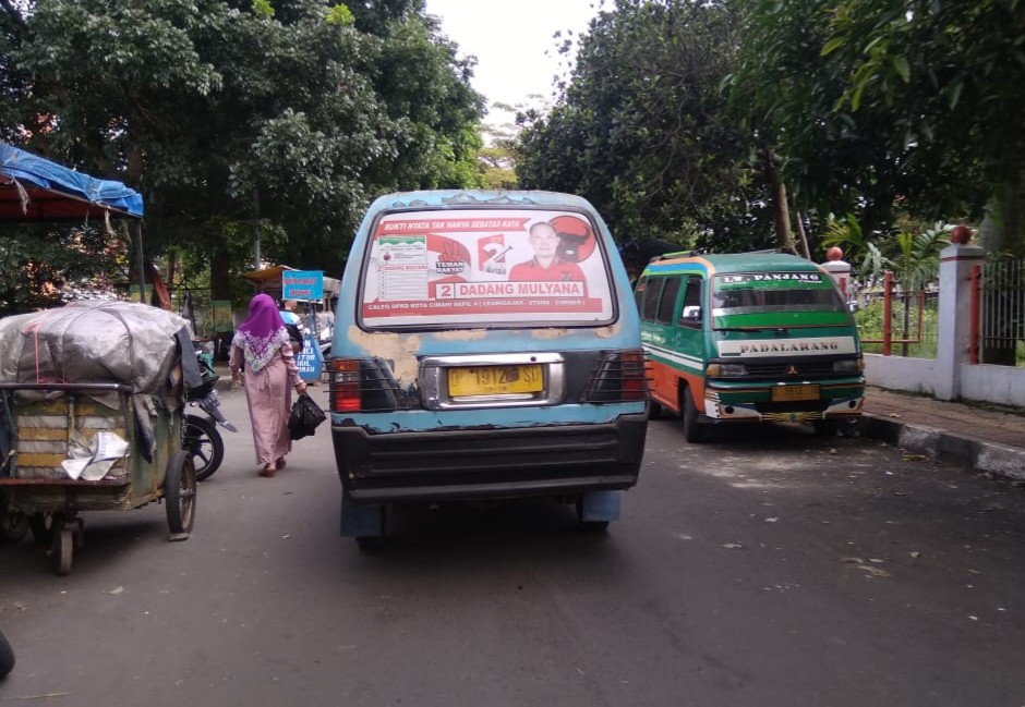 Bawaslu Majalengka Tertibkan APK dan Stiker Caleg di Angkot