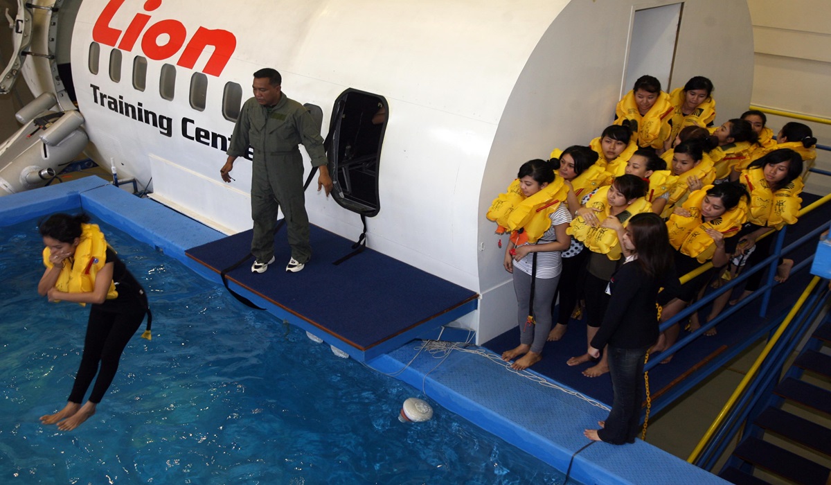 Para calon Awak Kabin Lion Air melakukan pelatihan penyelamatan pendaraatan di air di Lion Traning Center (LTC), Tangerang, Banten.