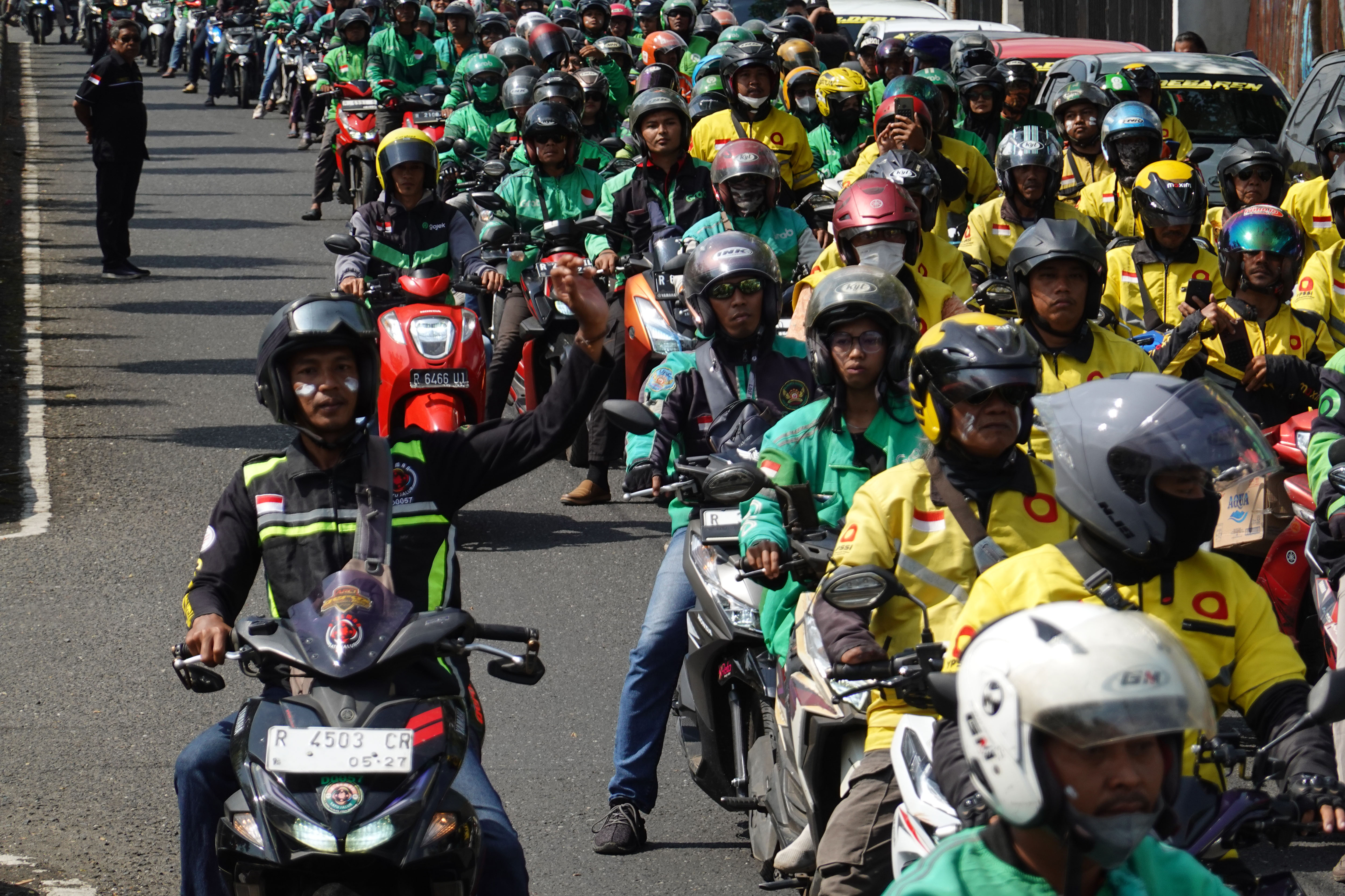 Pengemudi ojek online berunjuk rasa