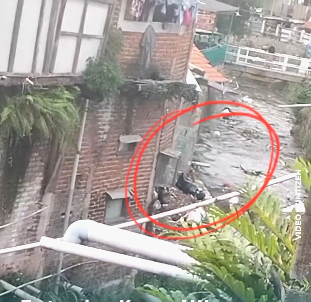 Sampah di aliran sungai di wilayah Kota Cimahi