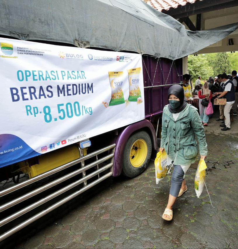 Warga Bandung membeli beras di pasar murah