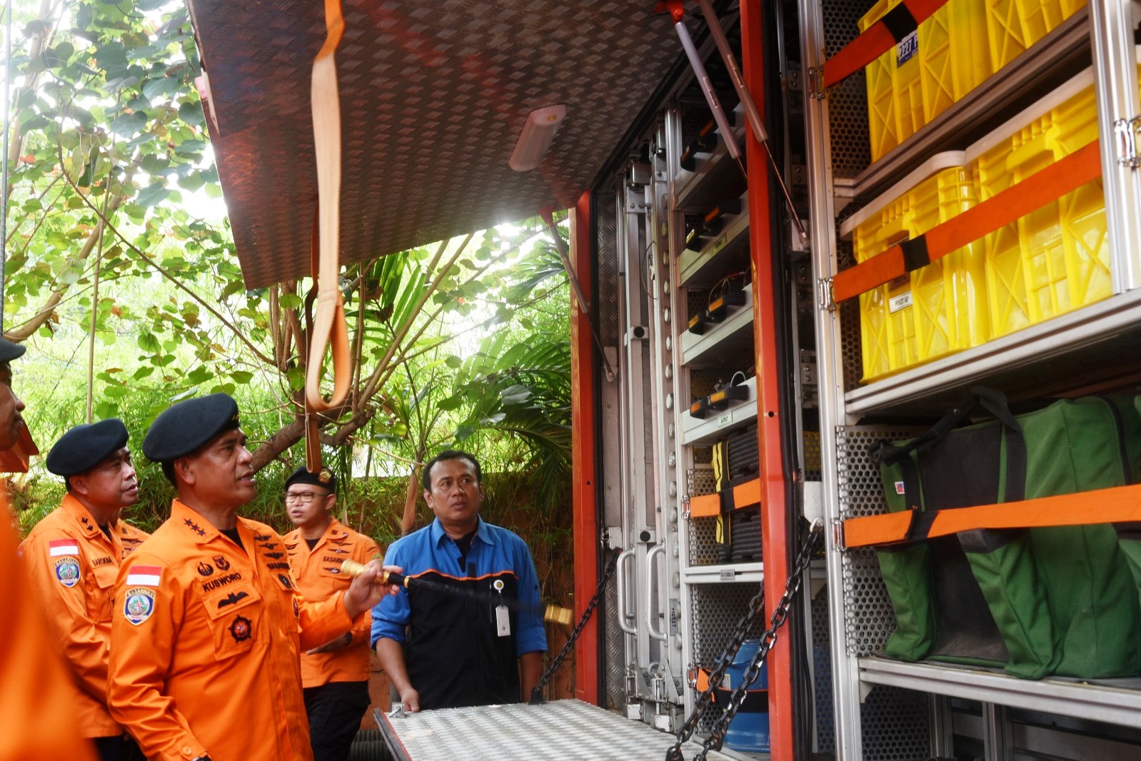Kepala Basarnas Marsdya TNI Kusworo menginspeksi peralatan untuk persiapan siaga banjir Jabodetabek.