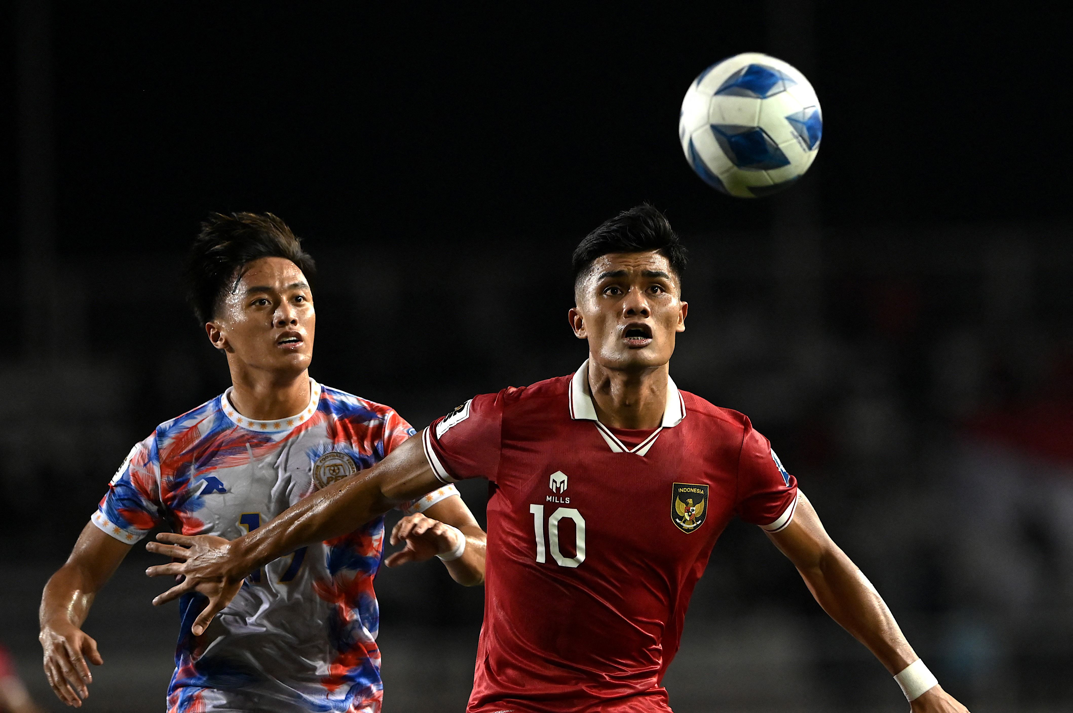 Ramadhan Sananta (kanan) dan Pocholo Buas dari Filipina, pada laga kualifikasi Piala Dunia 2026 di Filipina, Selasa (21/11).