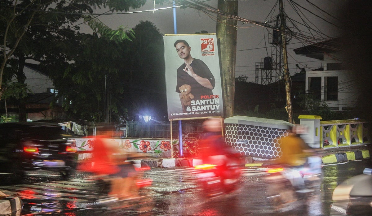 Baliho besar bergambar Kaesang Pangarep terpasang di kawasan Cempaka Putih, Jakarta Pusat, Kamis (16/11/2023)