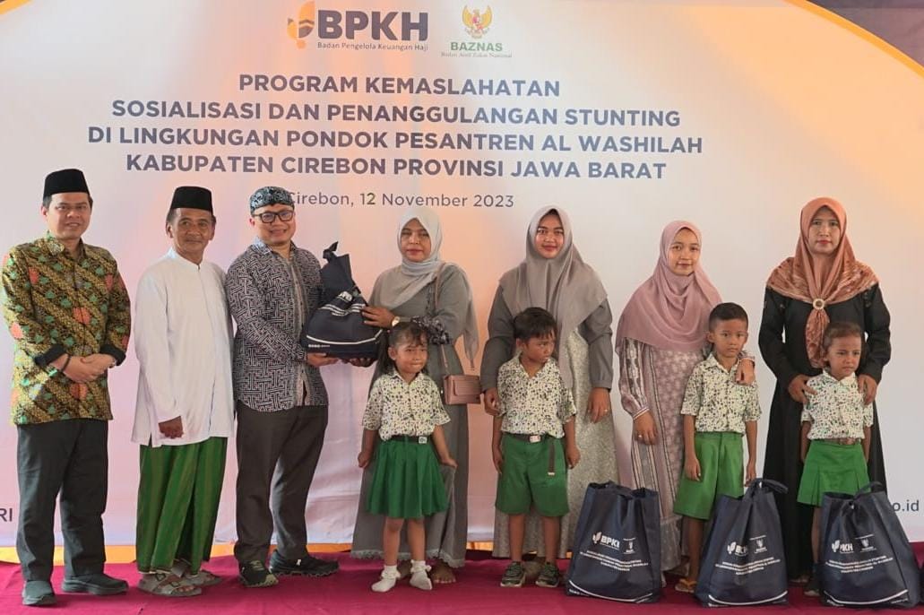 Penyerahan paket bantuan penanggulangan stunting Baznas dan BPKH di Yayasan Pendidikan Al Washilah Cirebon, Jawa Barat.