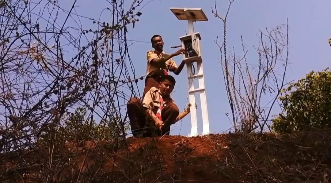 Siswa SMK Negeri  Campaka, Kabupaten Purwakarta, memasang alat deteksi tanah longsor ciptaan mereka
