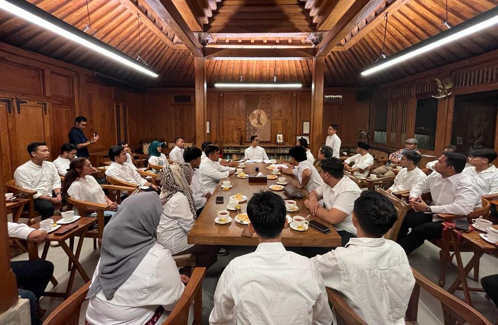 Gerakan Nusantara (Anak Muda Satu Nusa Satu Suara) pimpinan Dimas Oky Nugroho menemui capres Anies Baswedan di kediaman Anies, Jakarta.