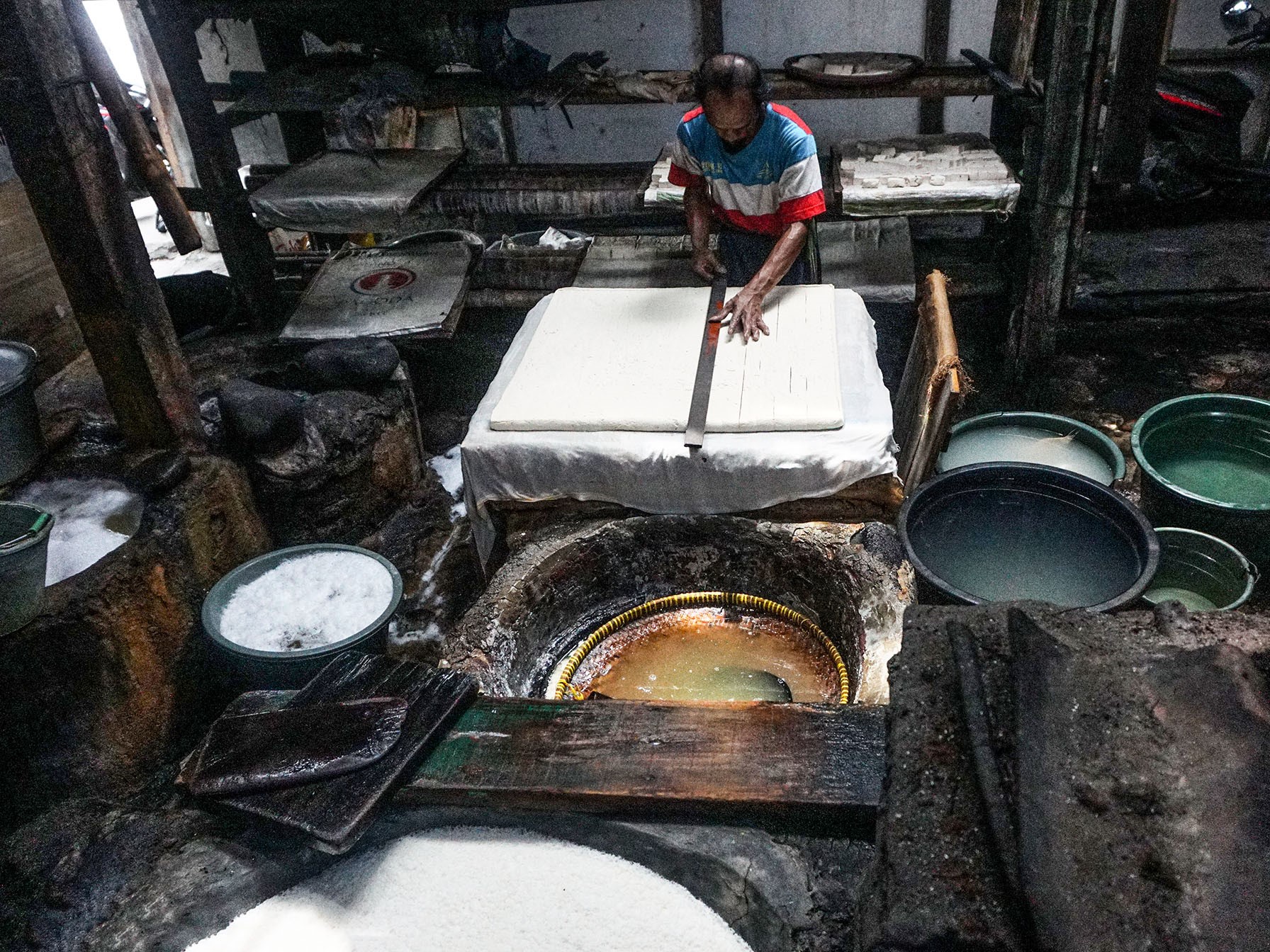Perajin tahu di Kaliputih, Purwokerto Timur, Banyumas, Jawa Tengah (Jateng) sedang menyelesaikan pembuatan tahu.