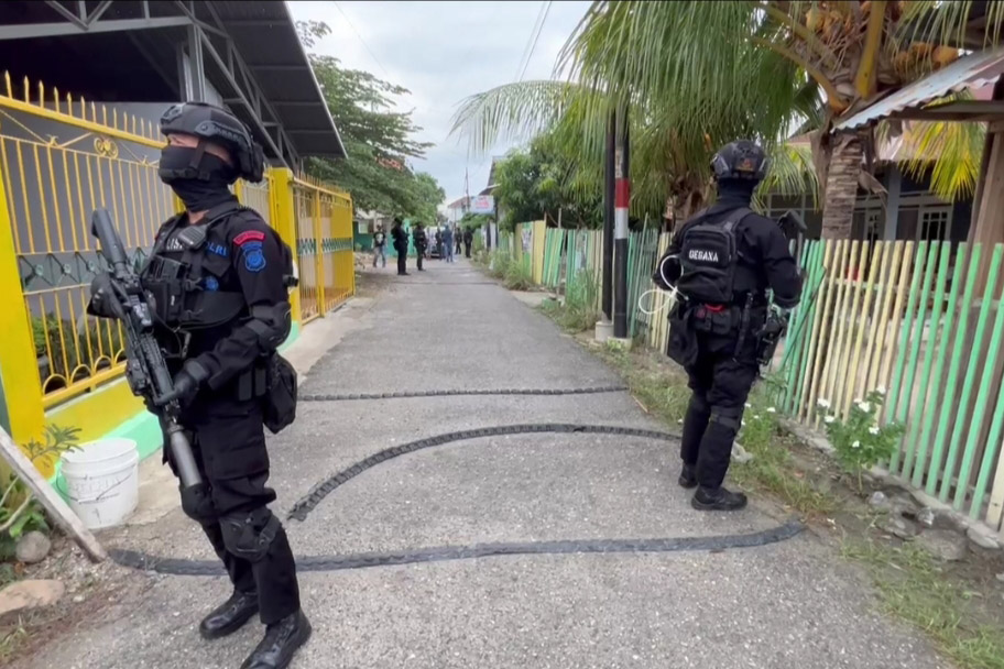 Anggota Densus 88 Antiteror Polri berjaga di Kelurahan Talise Valangguni, Kecamatan Mantikulore, Kota Palu, Sulawesi Tengah, Selasa (14/11).