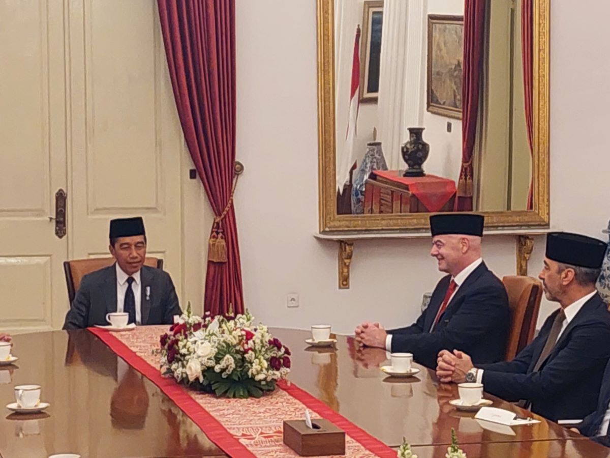 Presiden Jokowi berbincang dengan Presiden FIFA Gianni Infantino.