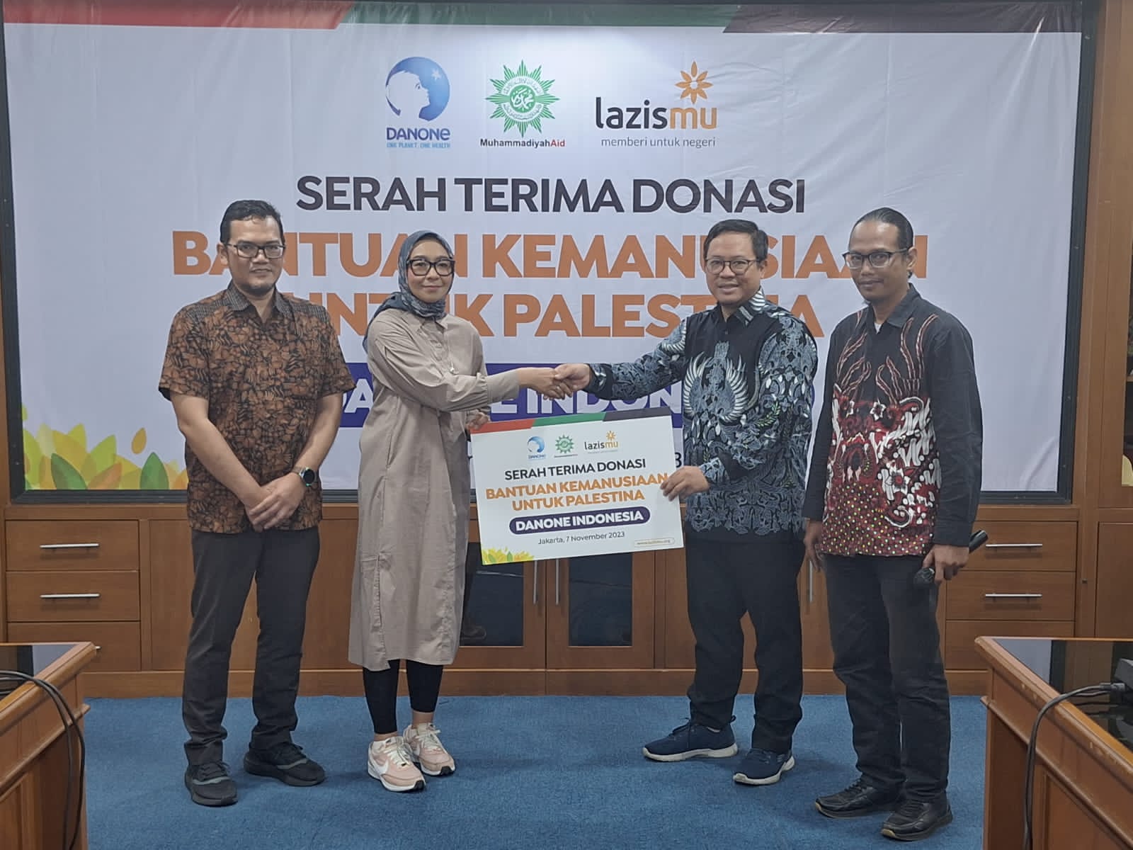 Lazismu menerima bantuan dari Danone Indonesia di Jakarta, Selasa (7/11) untuk masyarakat Palestina di Gaza.