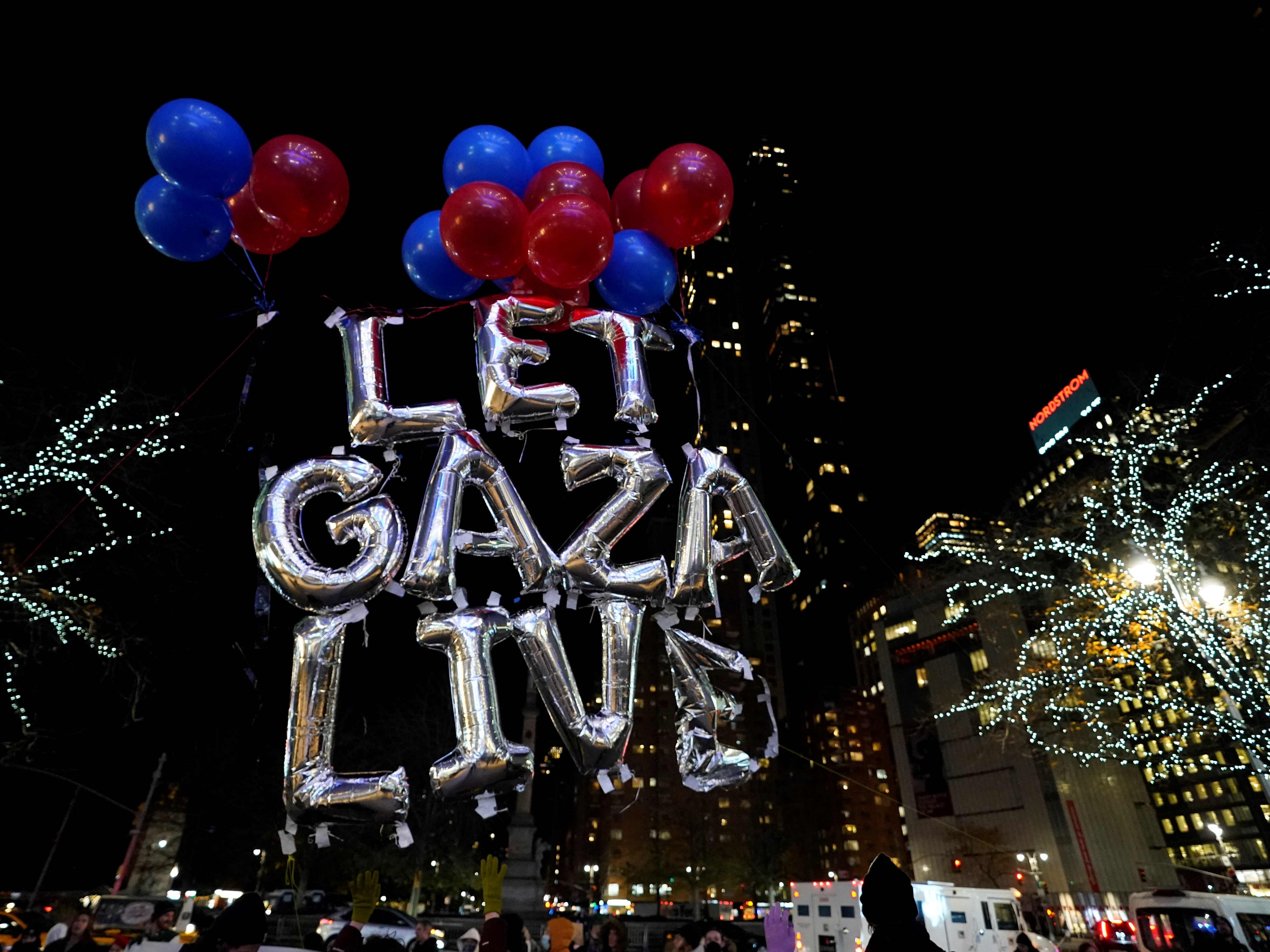 Balon bertuliskan Biarkan Gaza Hidup terbang saat para aktivis berdemonstrasi pada New York Times DealBook Summit di Jazz, Lincoln Center.